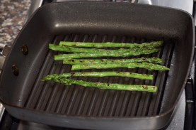 Asparagus chargrilling